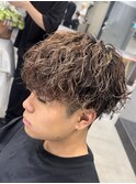渋谷緩め波巻きスパイラルパーマメンズハイライトカラー茶髪