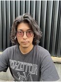 大人の波巻きスパイラルパーマミディアムロングメンズカットヘア
