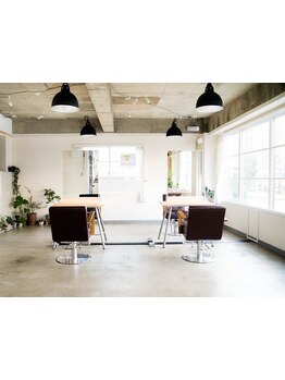 【天満橋1分】大きな窓から優しい陽の光がたっぷり入ってくる、まるでterraceにいるような気持ち良い空間