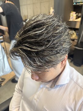 リベルテ グリット(Liberte Grit) 金メッシュ×フェザーパーマ毛流れセンターパートメッシュパーマ