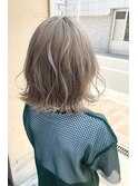 ホワイトベージュのロングボブスタイル