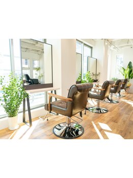 綱島駅徒歩30秒！好立地ながら、開放感のある空間が魅力のプライベートサロン【横浜/白髪ぼかし】