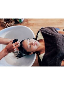 【髪本来の美しさは健康な地肌環境から】熟練の手技で行う極上ヘッドスパで、髪のうるおい・ツヤ感もUP☆