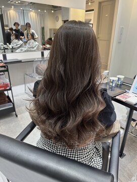 リス バイ ソヨン(Lis by SOYON) 黒髪/グレーベージュ/レイヤーロング/前髪パーマ/髪質改善