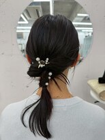 ペロ(pelo)&nbsp;[アレンジ]パールアクセントのローポニーアレンジ