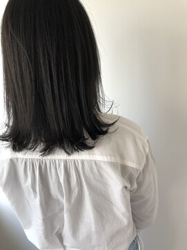 ネイヴィル(navile) ダークグレー×外ハネミディアム