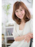 くびれカールが大人かわいいことりベージュミディ