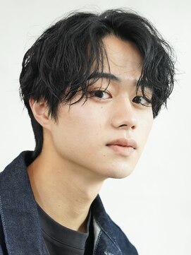 フィフス(fifth) 緩め縦落ちツイストスパイラルパーマ微分けセンターパート黒髪