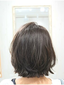 フェリエ(Ferie) 濃厚アッシュ、ツヤカラーボブ