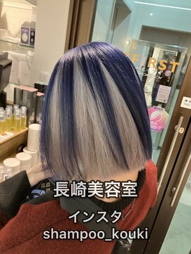 コワファースト長崎シャンプーボーイ 2nd(COIFF1RST 長崎 SHAMPOO BOY) 長崎 ケアブリーチ ネイビーブルー×ホワイト