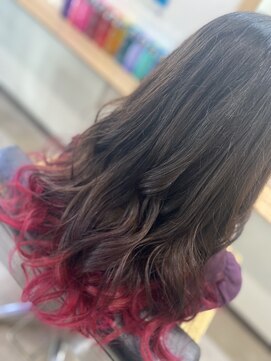 ラビス クローバー(Lovis clover) ピンクグラデーション　くびれヘア　ビタミンカラー