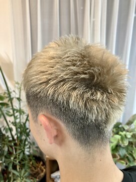 ベル ヘアーアンドネイル(Bell hair&nail) カリアゲ×ブリーチ