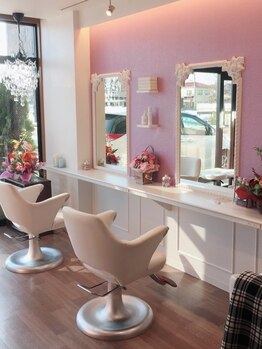ルチカ(LUccica)の写真/【野々市】ピンク×白の可愛い店内♪インテリア・小物も可愛いものがたくさん!女心をくすぐるオシャレSALON