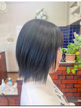 シャドウ美容室 外はねボブ