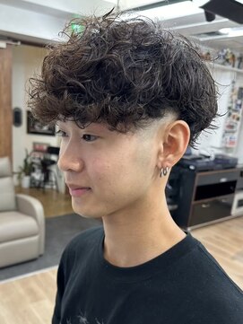 ウェイビーエフティフィフス 横浜西口(WAVEY ft.fifth) 横浜スペインカールラルフカールーズパーマスキンフェード30代◆