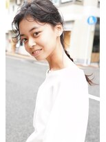 ヌース(NOUS)&nbsp;ガーリーさを残すもタイトに決めた三つ編みできっちりした印象に