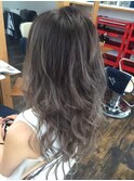 ホワイトグレーグラデーションCOLORでクールな印象に・・・