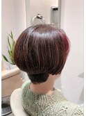 チェリーピンクのアクセントが可愛い丸みのあるショートボブ