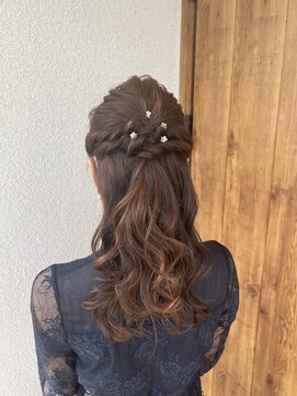 プリュム(Plume) ふわふわハーフアップ大人可愛い編み込みねじり編み巻きおろし