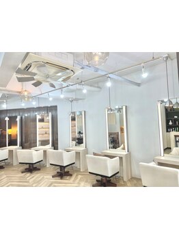 気さくで話しやすいスタッフがお出迎え♪初めての方でも緊張せずに、心地良いサロンタイムを過ごせます◎