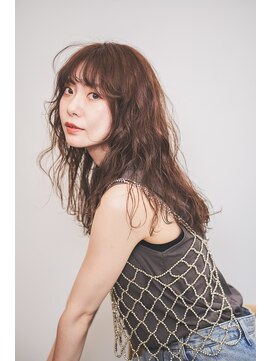 シカ(sica) ロングパーマスタイルとろみベージュカラー