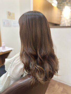 フリージア(freesia) ニュアンスカラー/巻き髪スタイル/髪質改善トリートメント