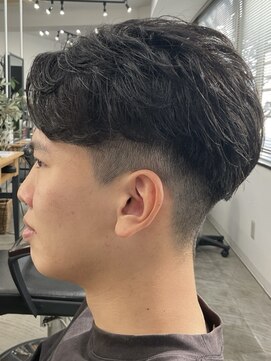 フイ 新宿3丁目(Hui) フェザーパーマ/グレーブルーカラー/刈り上げショートパンク