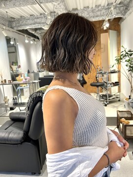 ロヌ(RONU) ウェーブボブ・カーキベージュ