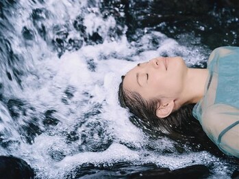 美容室サンク(CINQ)の写真/【ヘッドスパと活泡泉で髪と頭皮に優しいサロン】細かい粒子の泡でシャワーで汚れや皮脂を取り除きます◎