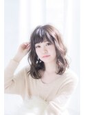 大人可愛いヌーディカラーのミディアムヘア デザインカラー