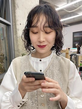 ユー(yew) くるくるパーマのミディアムウルフ