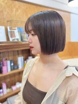 ハニーシブヤ(HONEY shibuya) アッシュグレージュぱつっと切りっぱなしミニボブ