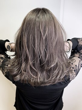 ライフ 住道店(Lyfe) デザインカラーアッシュグレー_巻きカールレイヤーカット_118