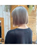 シルバー艶髪ボブ