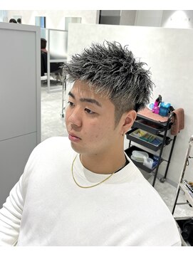 キートス(Kiitos) シルバーハイライト 短髪パーマ