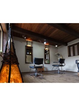 《蒲郡》緑に囲まれた隠れ家のような美容室◇木の温もり溢れる落ち着いた空間で、くつろぎの時間をお届け!