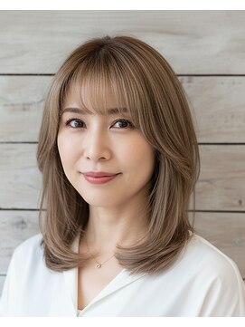 ファミエス(fumies.) 肌映えベージュの白髪ぼかし ミディ