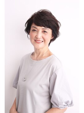 マグノリア(MAGNOLIA) 大人のグレイヘア。ショートヘアをパーマで柔らかくしました。