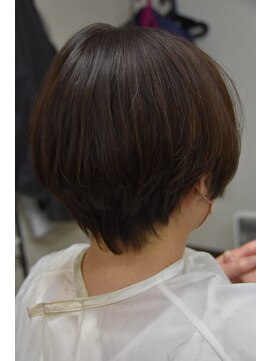 パーマ屋カラフル 動きのあるショートの縮毛矯正です。