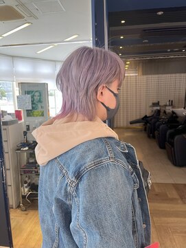 コワファースト 大分(COIFF1RST) ホワイトシルバーカラーのショートウルフスタイル