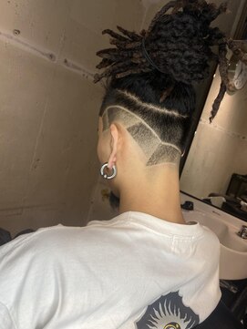 フランクスバーバーザスタンド(Frank’s barber the stand) サーフカール/スパイキーショート/ブルーブラック/飯田橋