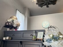 シュシュ(shu shu)の雰囲気（黒とグレージュを基調とした落ち着いたシックな内装です）