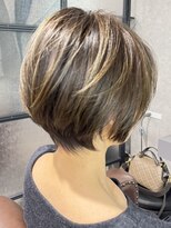 ポノ(Pono) 大人ショートボブ白髪ぼかしハイライト赤み消しグレージュ