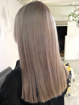 イリ 梅田(ili) ハイライトカラーミルクティーベージュレイヤーカット