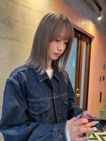 リアド(.RIAD) 透明感シルバーハイトーン×ミディアムボブ