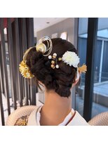 アース エレガンス 吉祥寺店(EARTH Elegance) 白着物に映えるゴールド&ホワイトアレンジ