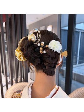 アース エレガンス 吉祥寺店(EARTH Elegance) 白着物に映えるゴールド&ホワイトアレンジ