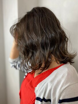 ラトリエ ブロカント 立川北口店(L'atelier BROCANTE) ふわミディ 外ハネ アッシュブラウン 伸ばしかけ 小顔