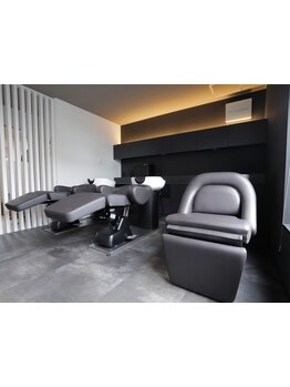 認定資格者のみが施術できるGLOW独自の整頭術★ヘッドスパで骨格バランスを整え、血行促進など美容効果も◎