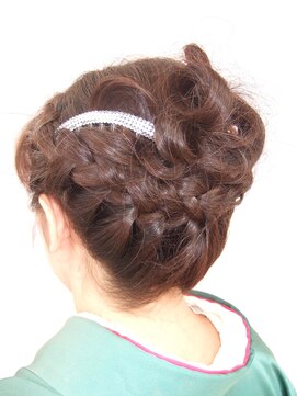 美容室 人形の家 本店 編み込みアップ